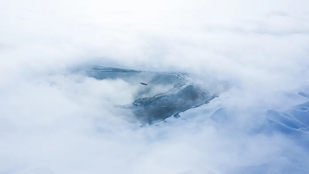 ▲薄雾下的塔克拉玛干沙漠雪景。（视觉中国）