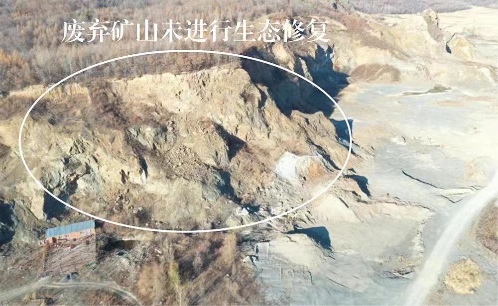 图为2021年10月28日，督察人员前期暗查发现，哈尔滨市阿城区红星乡的一处废弃矿山未进行生态修复。 督察组供图