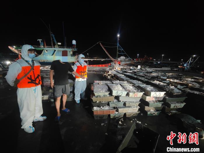涉案人员指认渔获物现场。　漳州海警局供图