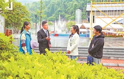 江西省上栗县纪委监委针对各种违规旅游行为，加大监督执纪问责力度。图为近日，该县纪检监察干部实地走访查摆相关问题线索。黎慧 摄