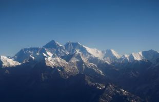 环保还是生意？尼泊尔大幅提高珠峰南坡登山许可证费用